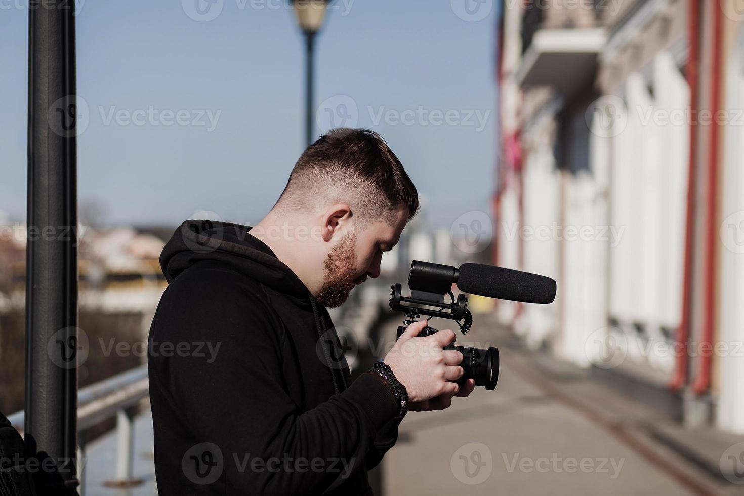 hombre con camara y microfono foto