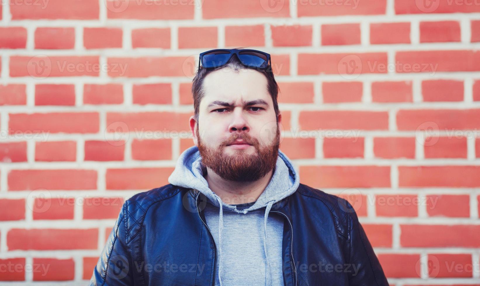 retrato de un hombre barbudo serio foto