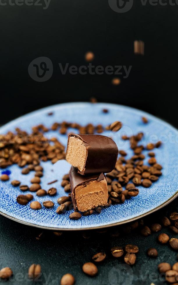 postre de chocolate con granos de café foto