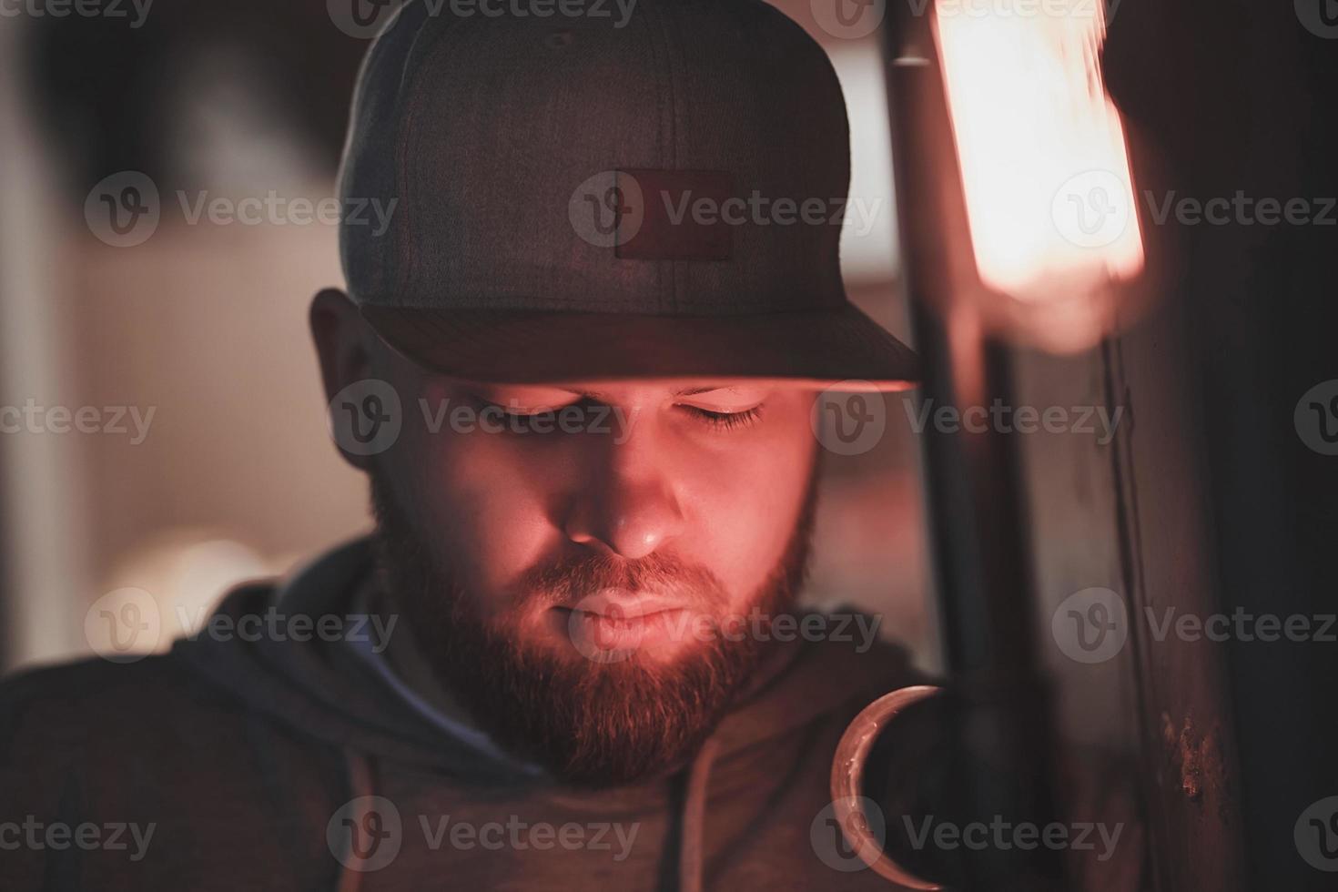 hombre barbudo con gorra foto