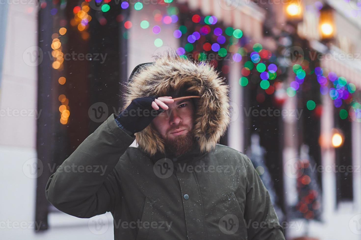 hombre con barba en un abrigo de invierno foto