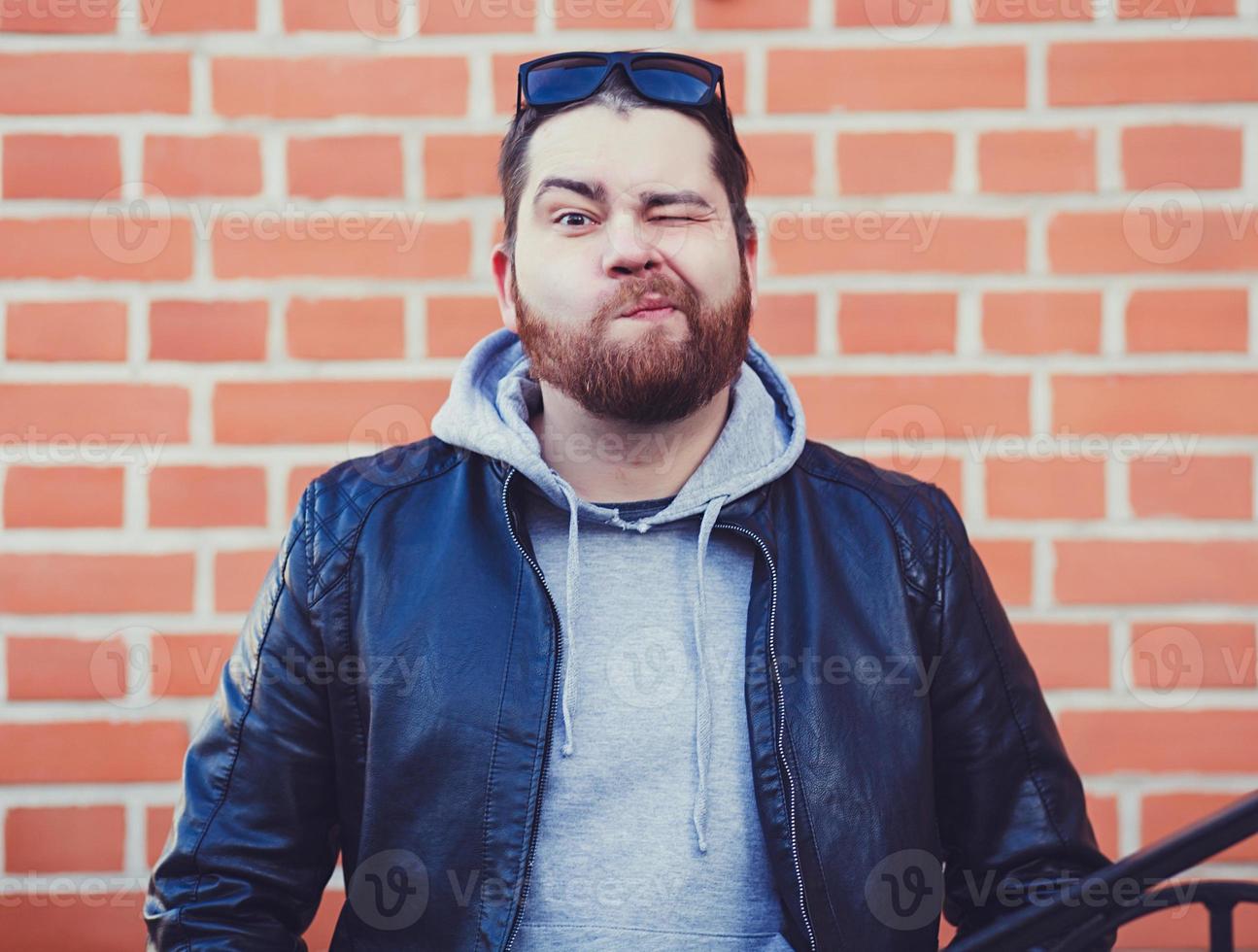 hombre barbudo con una feliz expresión sorprendida foto