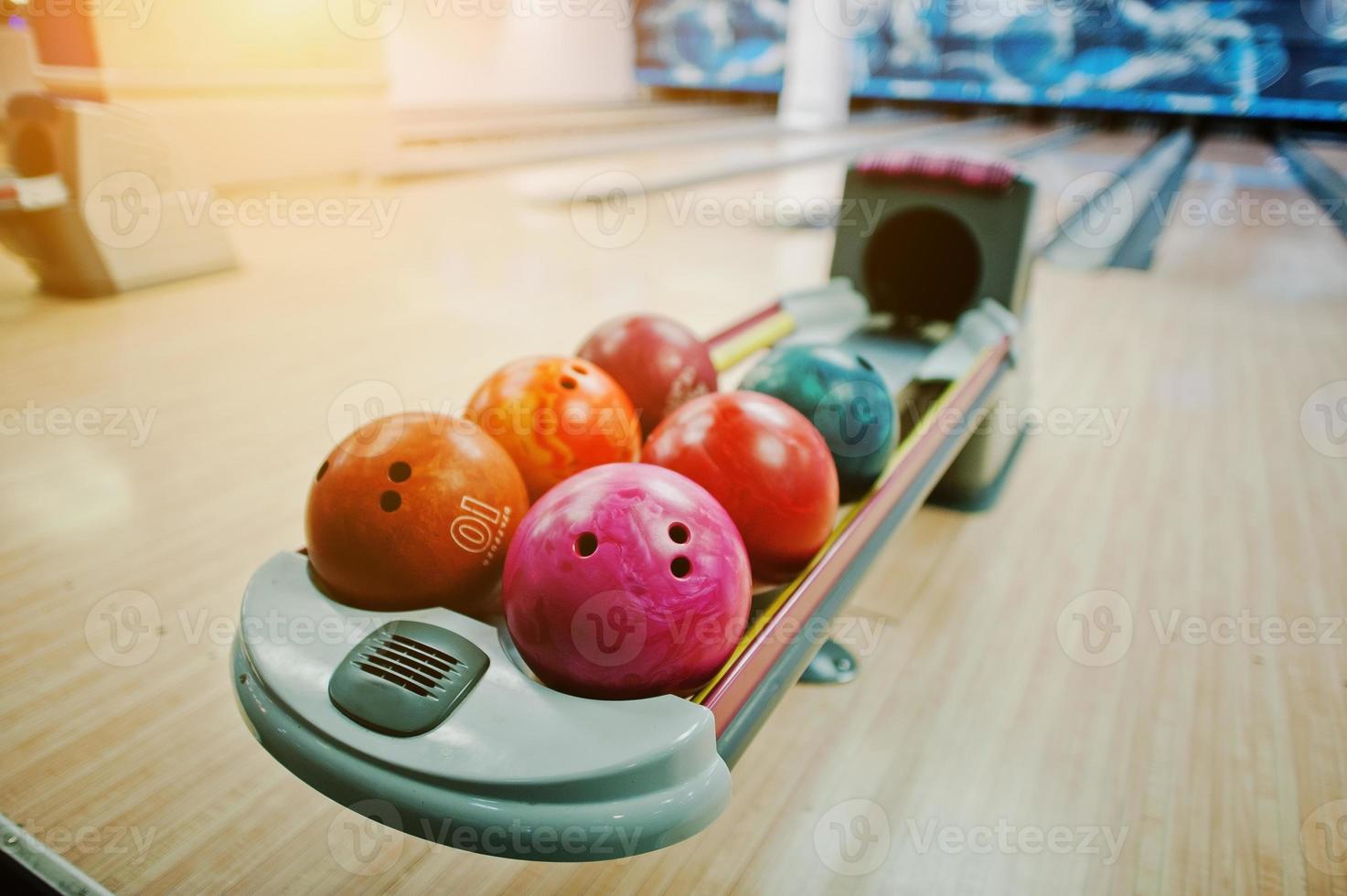 un grupo de bolas de bolos de colores en el elevador del tazón foto