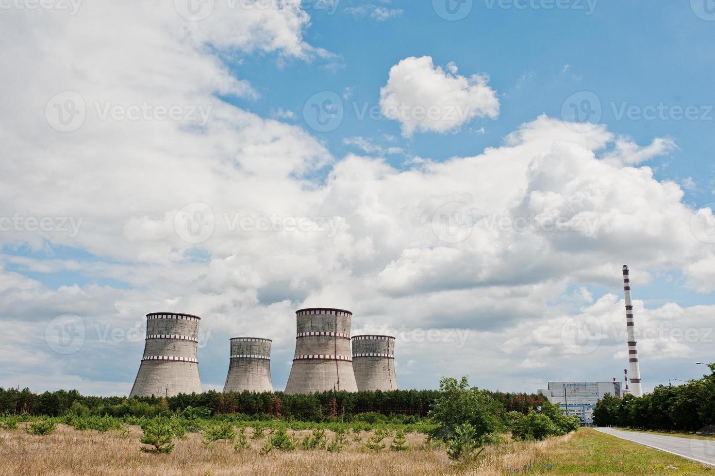 estación de energía nuclear. cimas de las torres de enfriamiento de la planta de energía atómica foto