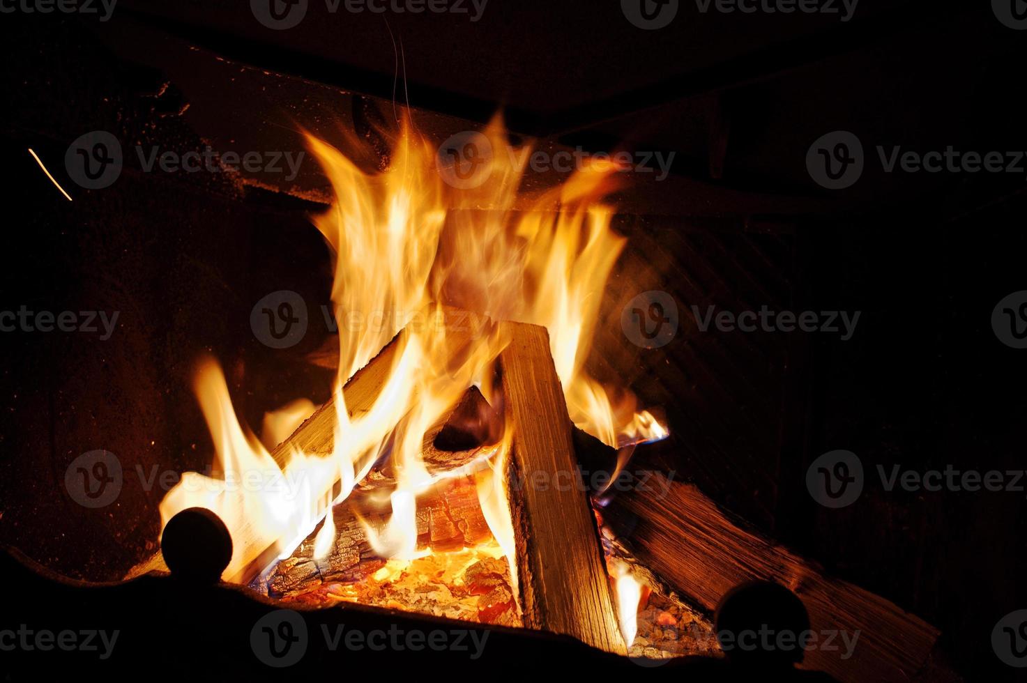 fondo cálido fuego en la chimenea hogar foto