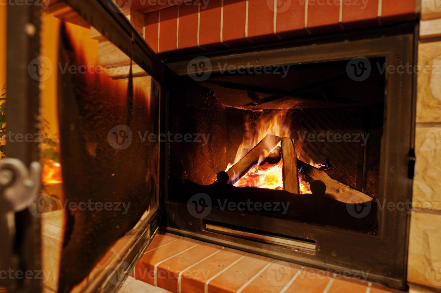 fondo cálido fuego en la chimenea hogar foto