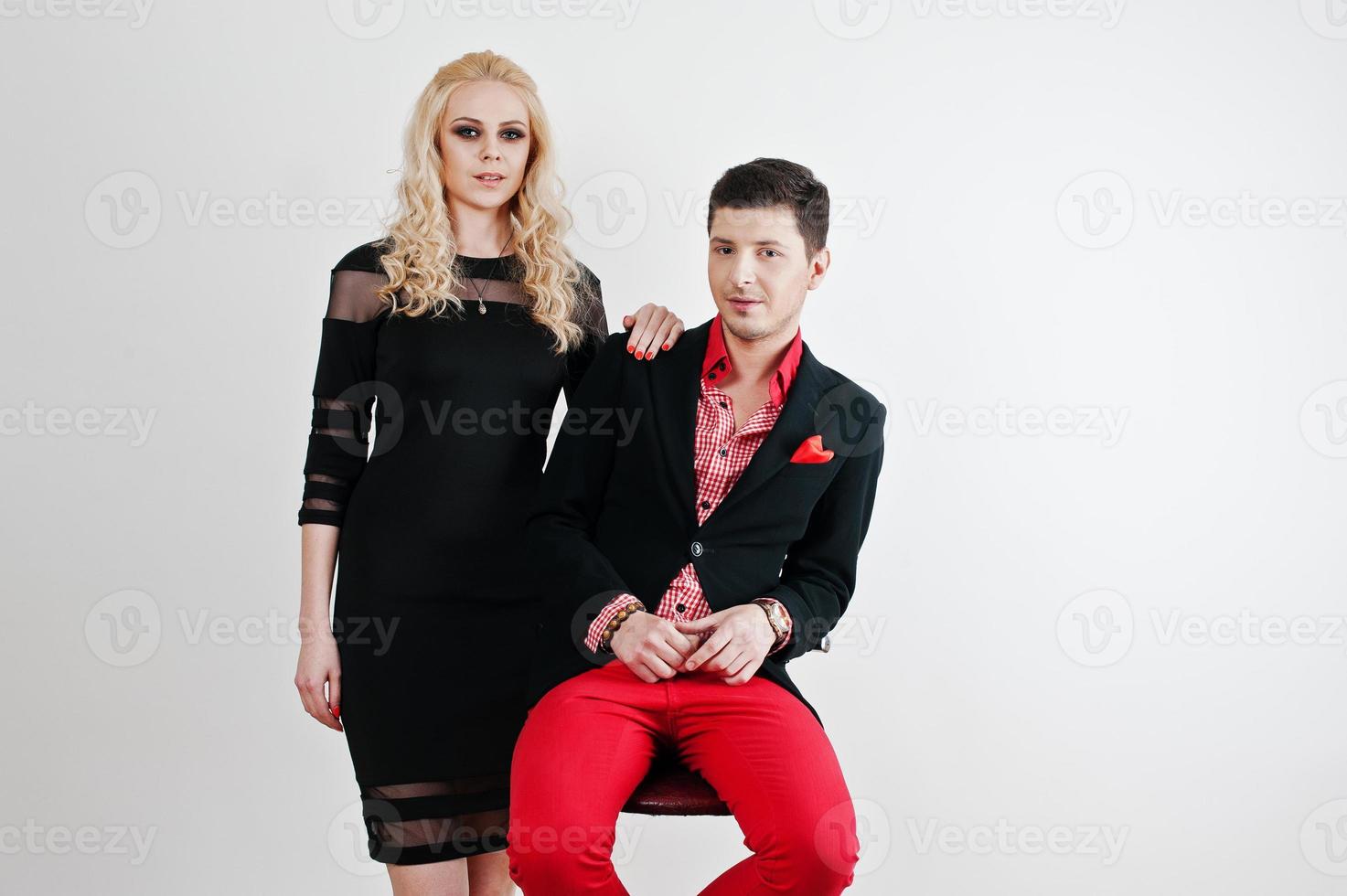 retrato de estudio de una joven pareja hermosa y elegante. foto