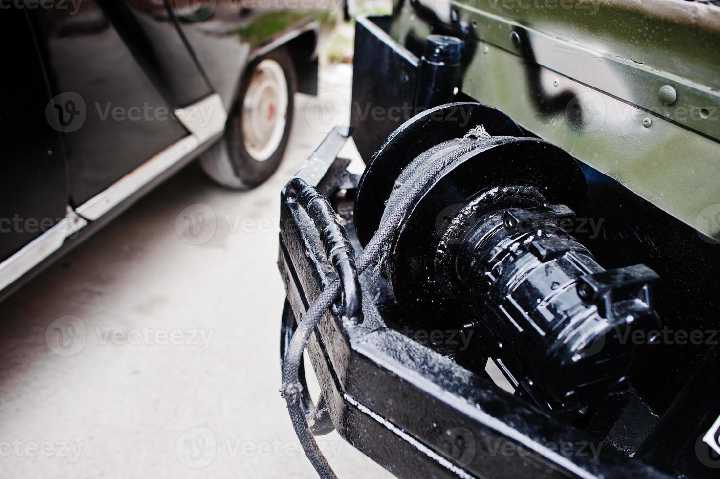 Primer plano de cabrestante, equipo todoterreno en jeep militar foto