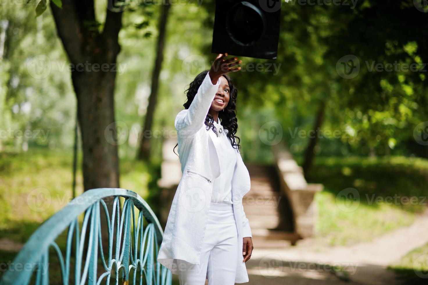 feliz hermosa chica afroamericana negra con sombrero graduados foto