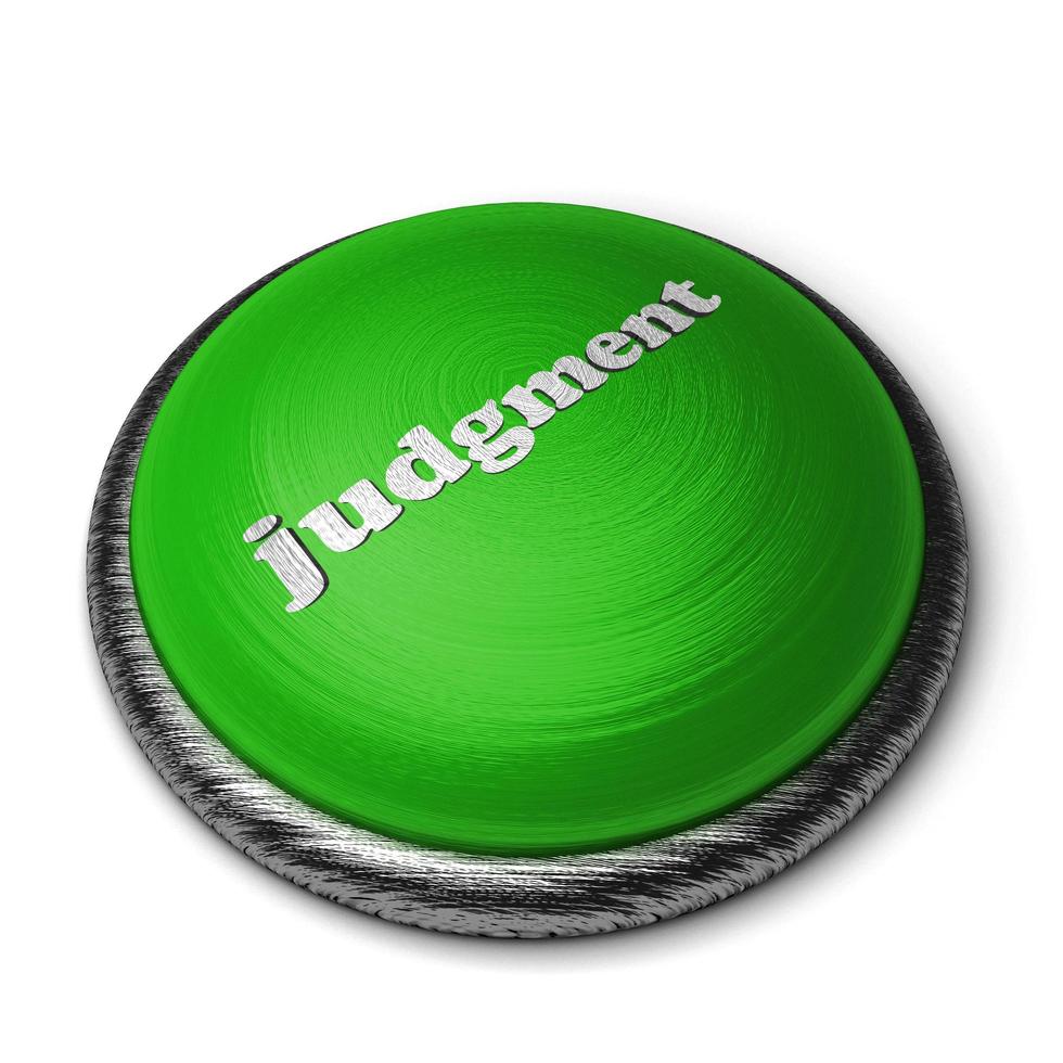 palabra de juicio en el botón verde aislado en blanco foto