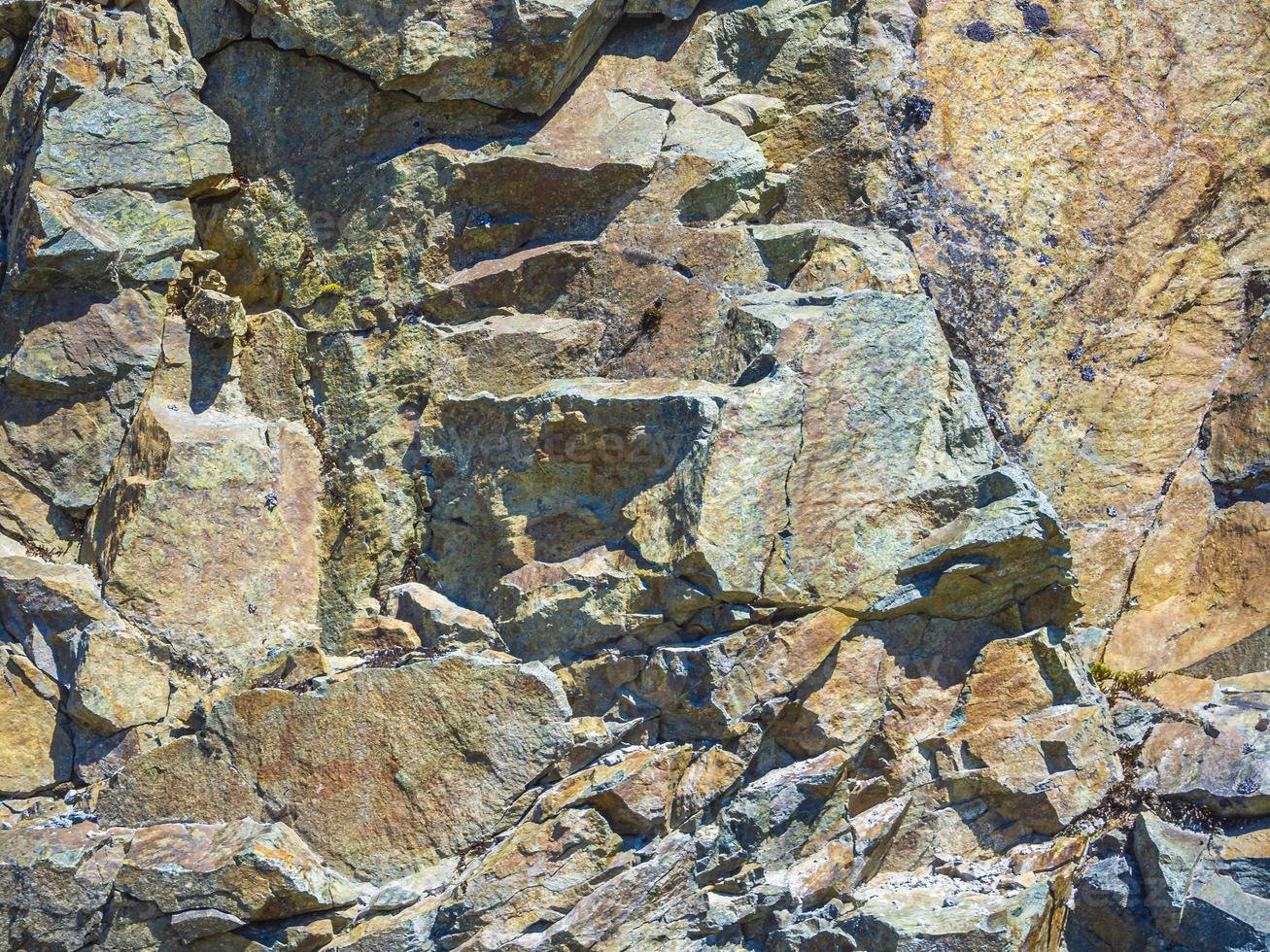 textura de roca de piedra con musgo naranja y colores de líquenes noruega. foto