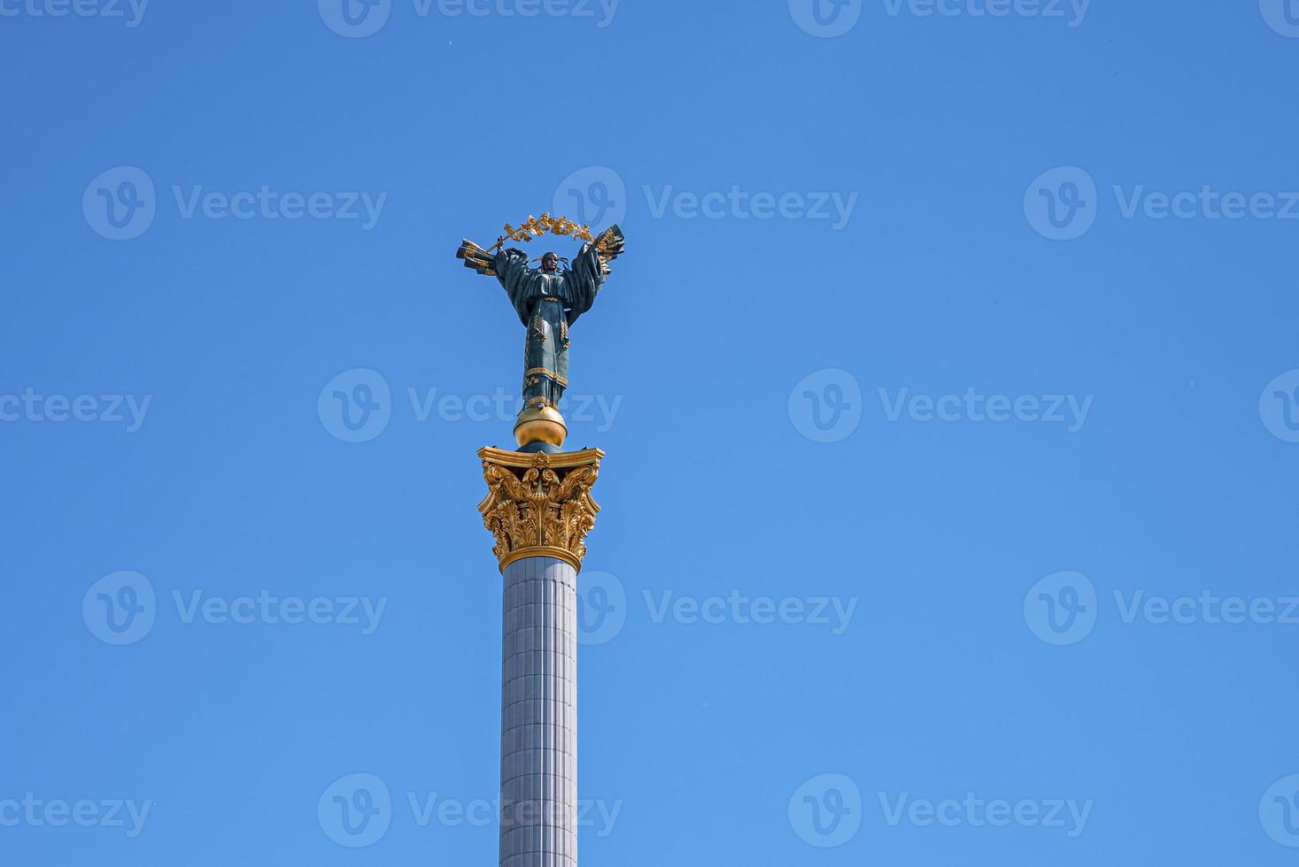 Independence Monument on the Maidan Nezalezhnosti square photo