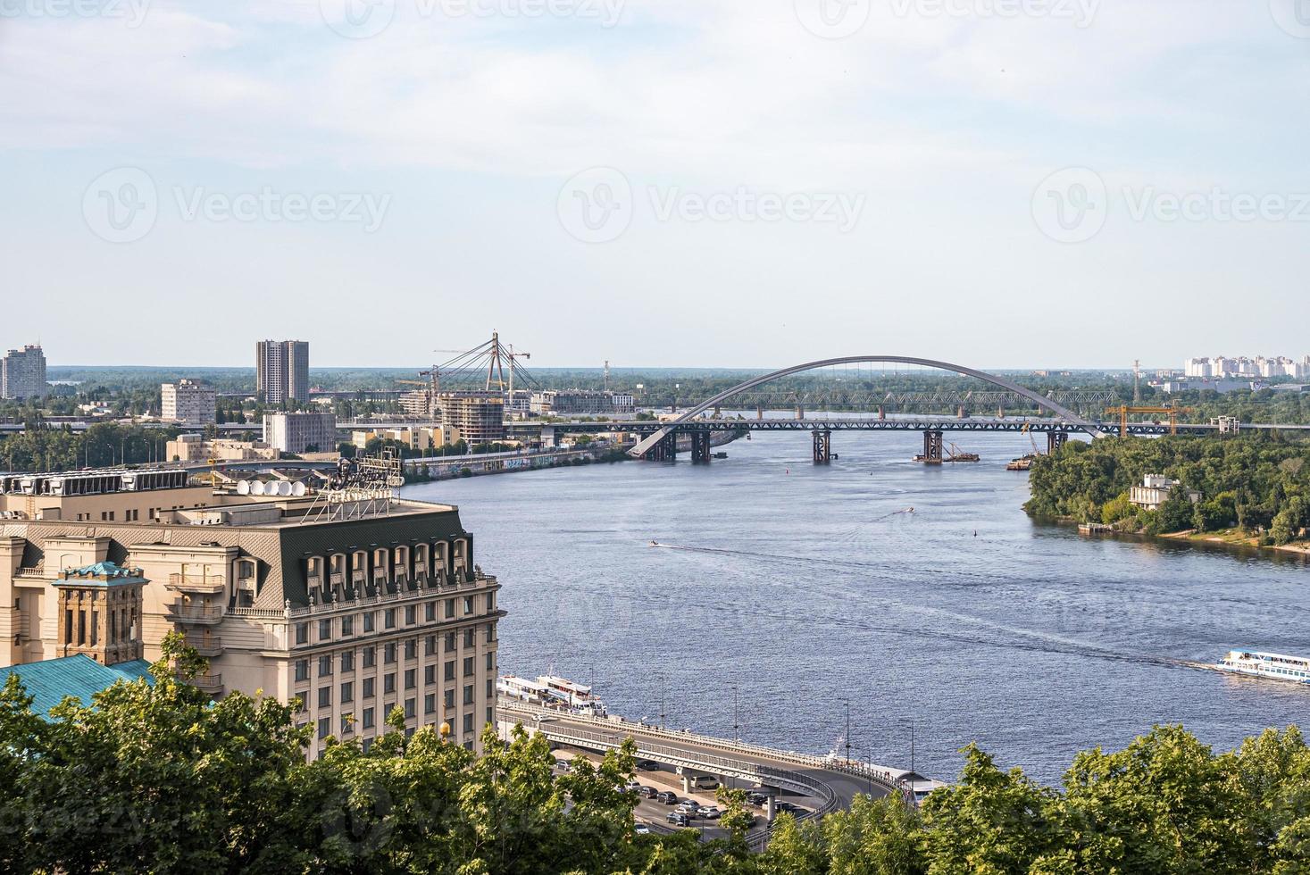 paisaje urbano y estructura de puente arqueado a través del río dnieper foto