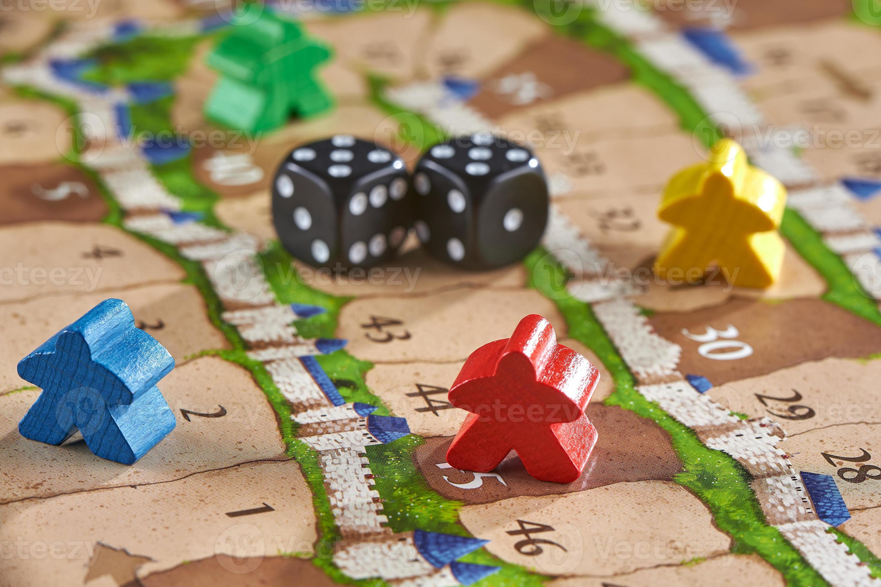 juego de mesa con fichas en forma de hombrecitos. diez dados fueron