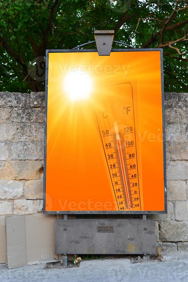 tablón de anuncios para la publicación de carteles. ilustración de color naranja y amarillo que representa el sol y un termómetro ambiental. foto