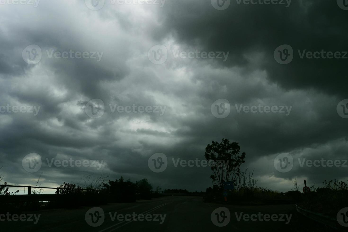 ominosas nubes de tormenta. nubes de tormenta formándose en el cielo. nubes de tormenta de peligro que cubren el cielo con nubes oscuras. foto