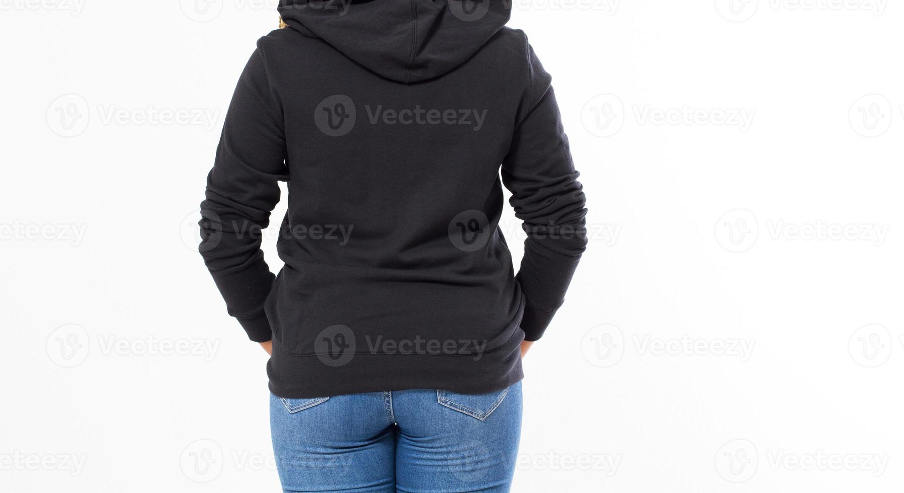 vista delantera trasera y trasera de sudadera negra. mujer muestra