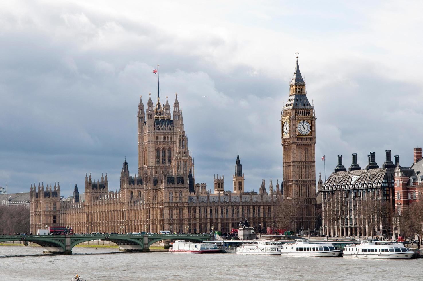 magnífica vista de las casas del parlamento y el big ben, desde el lado opuesto del río. Londres, Reino Unido foto