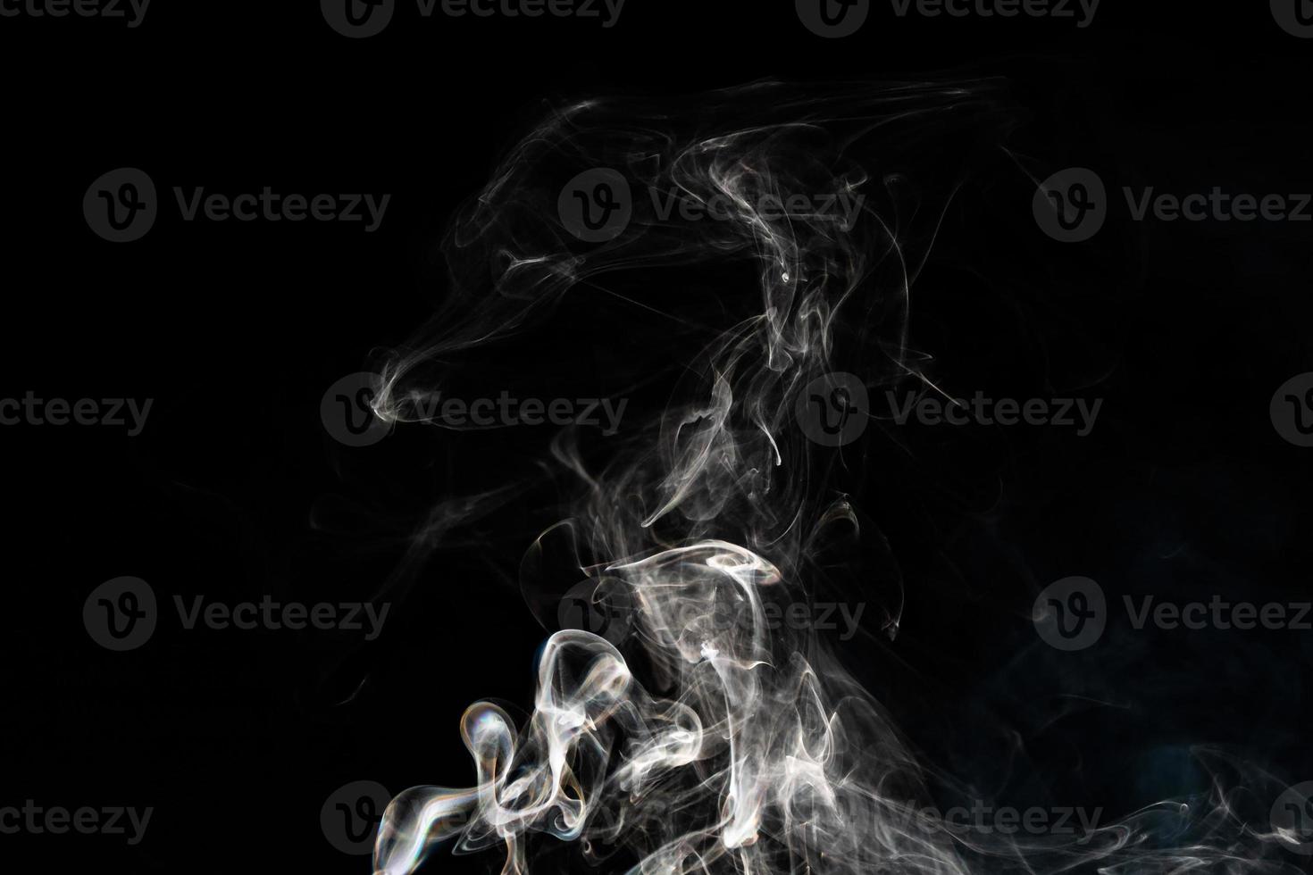 textura efecto humo. fondo aislado. telón de fondo negro y oscuro. fuego ahumado y efecto místico. foto