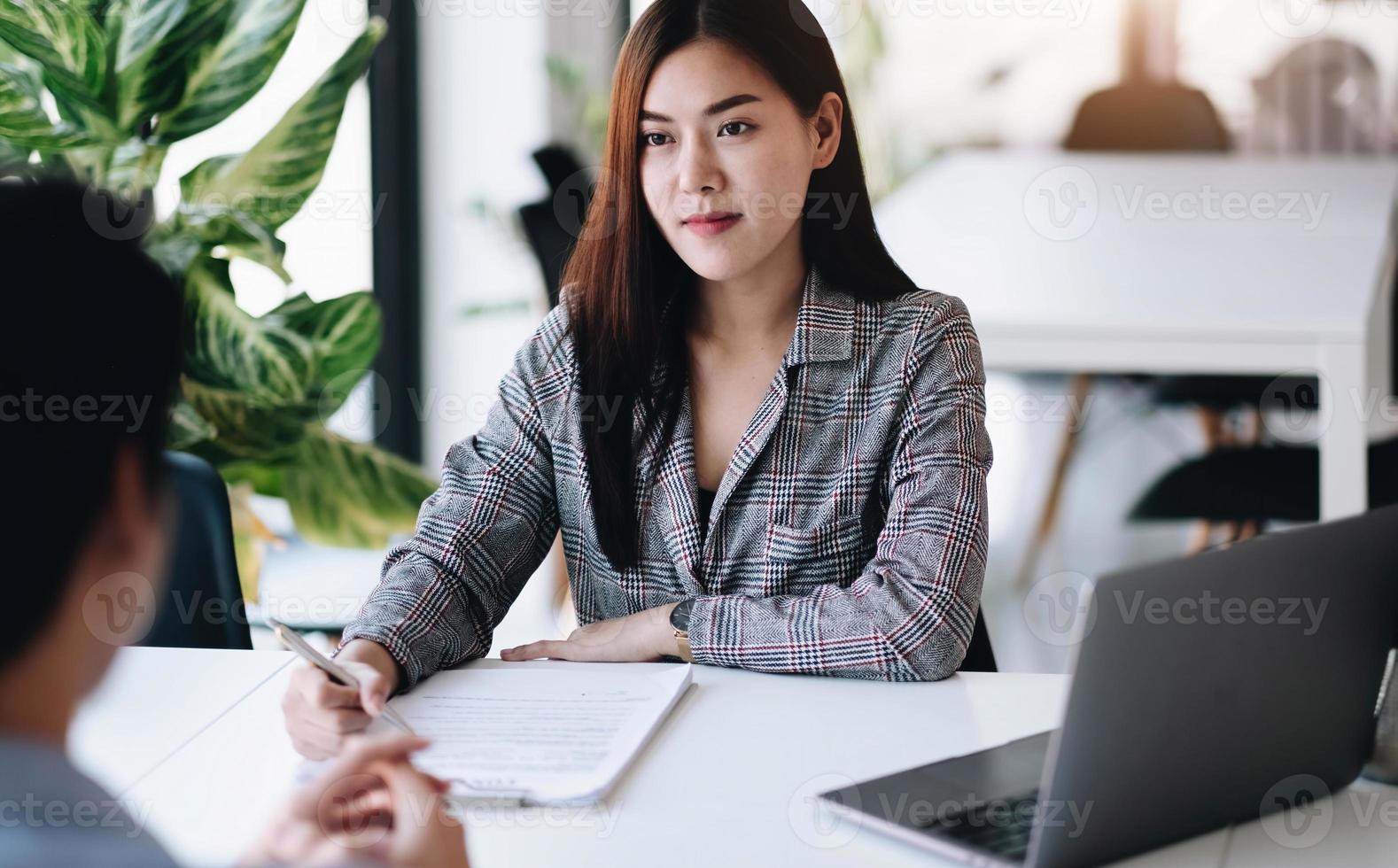 entrevista de trabajo en la oficina, enfoque en consejos para escribir currículum, empleador revisando un buen currículum del solicitante calificado preparado, reclutador considerando la solicitud, gerente de recursos humanos que toma la decisión de contratación. foto