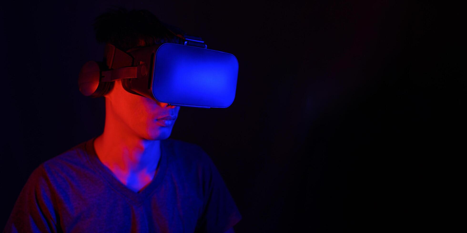 usando gafas vr, mundo simulado de la postura del cuerpo del metaverso foto