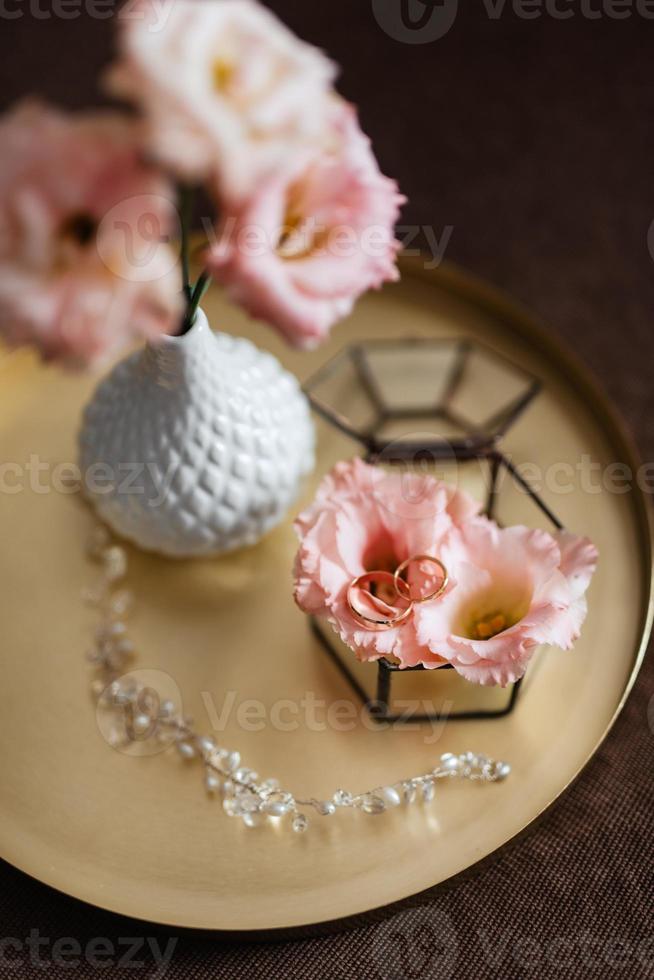 anillos de boda de oro con decoración de boda foto