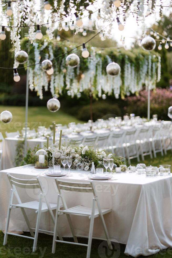 The presidium of the newlyweds in the banquet hall of the restaurant photo