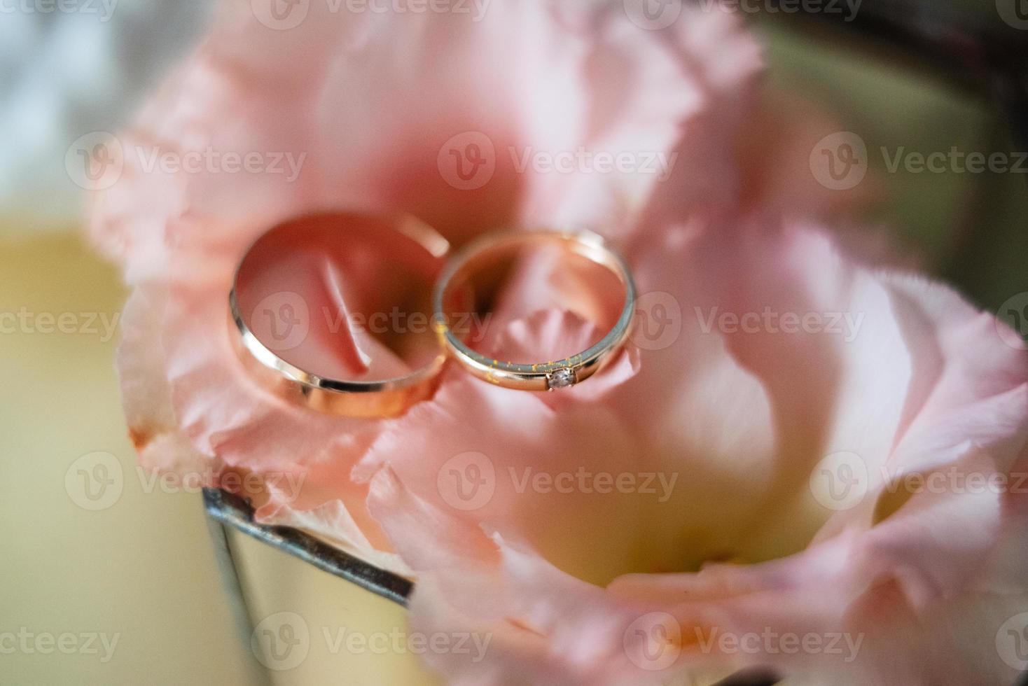 anillos de boda de oro con decoración de boda foto