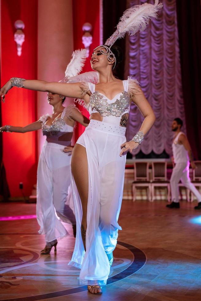 actuación de un espectáculo de ballet de un grupo de baile de actores foto