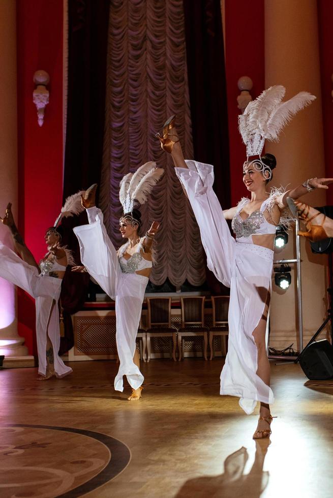 actuación de un espectáculo de ballet de un grupo de baile de actores foto