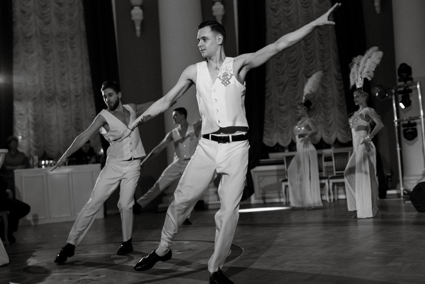 actuación de un espectáculo de ballet de un grupo de baile de actores foto