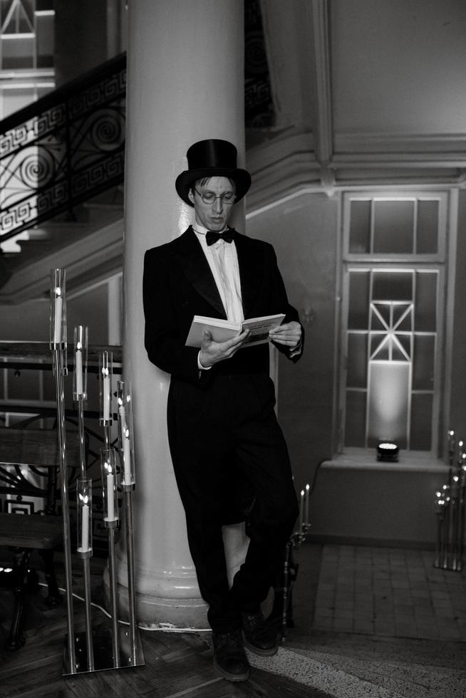 actor de teatro en un sombrero de copa negro en el ambiente retro foto