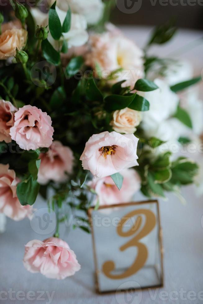 elegantes decoraciones de boda hechas de flores naturales foto