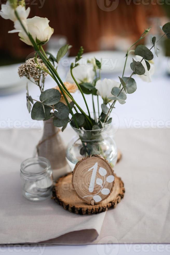 elegantes decoraciones de boda hechas de flores naturales foto