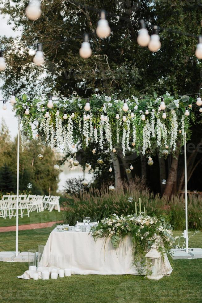 The presidium of the newlyweds in the banquet hall of the restaurant photo