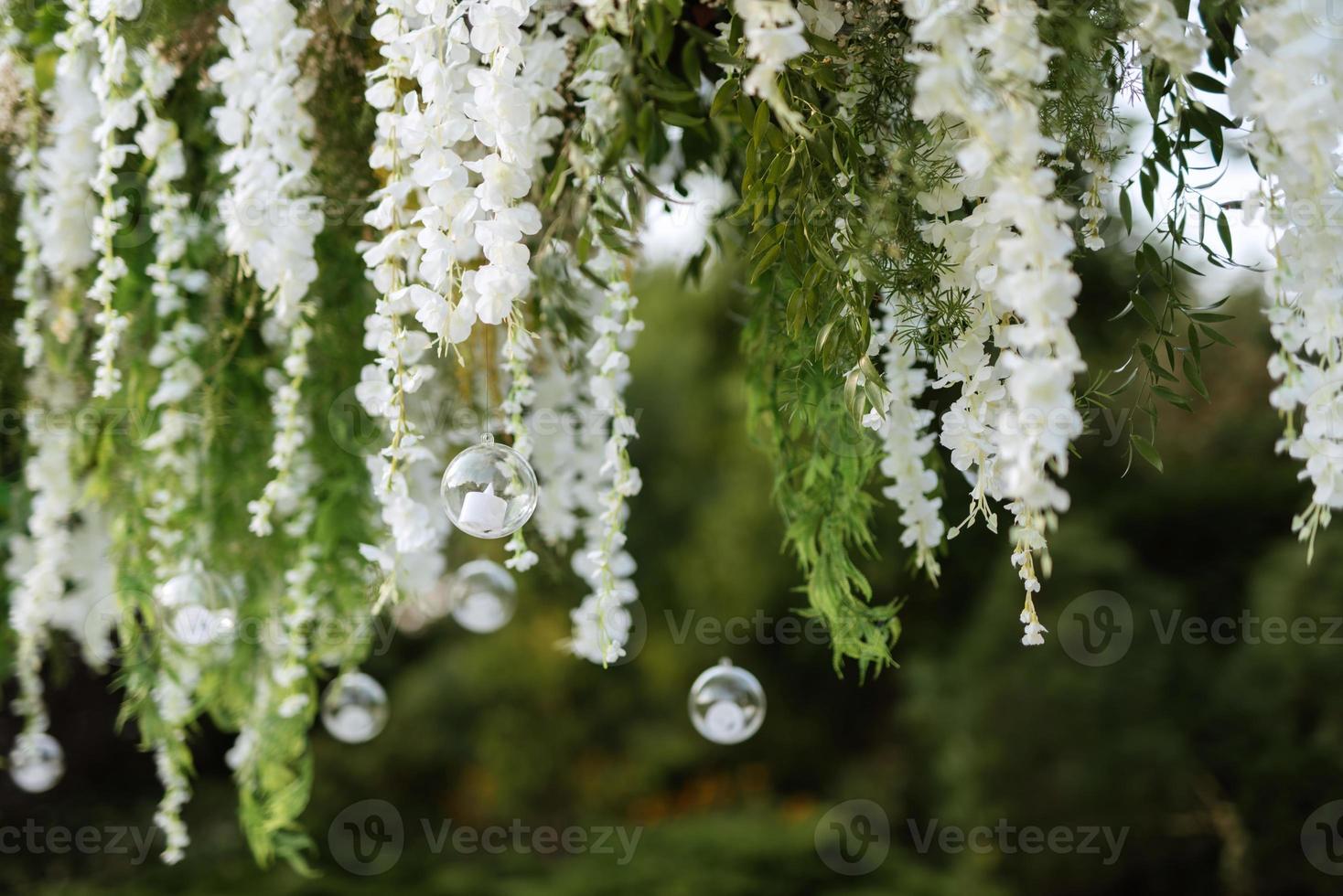 elegant wedding decorations made of natural flowers photo