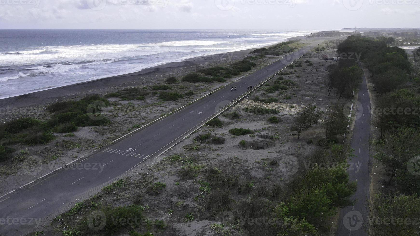 vista aérea de la carretera asfaltada para deportes aeronáuticos cerca de la playa en landasan pacu depok, bantul, yogyakarta foto