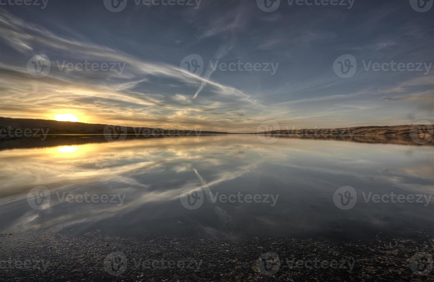 atardecer saskatchewan lago canadá foto