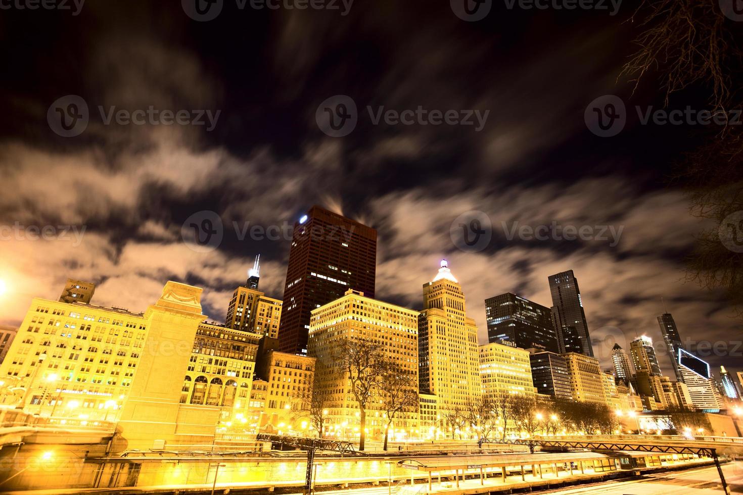 fotografía nocturna de la ciudad del centro de chicago foto