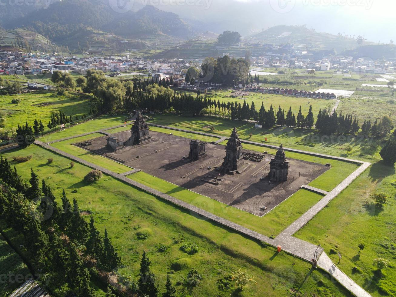 vista aérea del complejo del templo de arjuna en la meseta de dieng, indonesia. foto