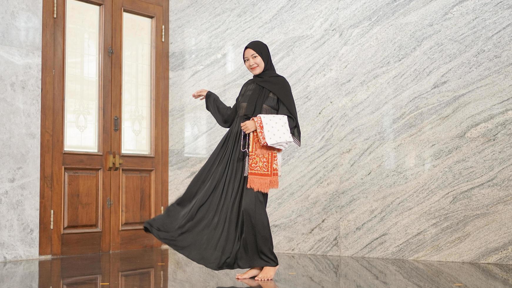 las mujeres después del culto se ven hermosas con ropa musulmana negra foto