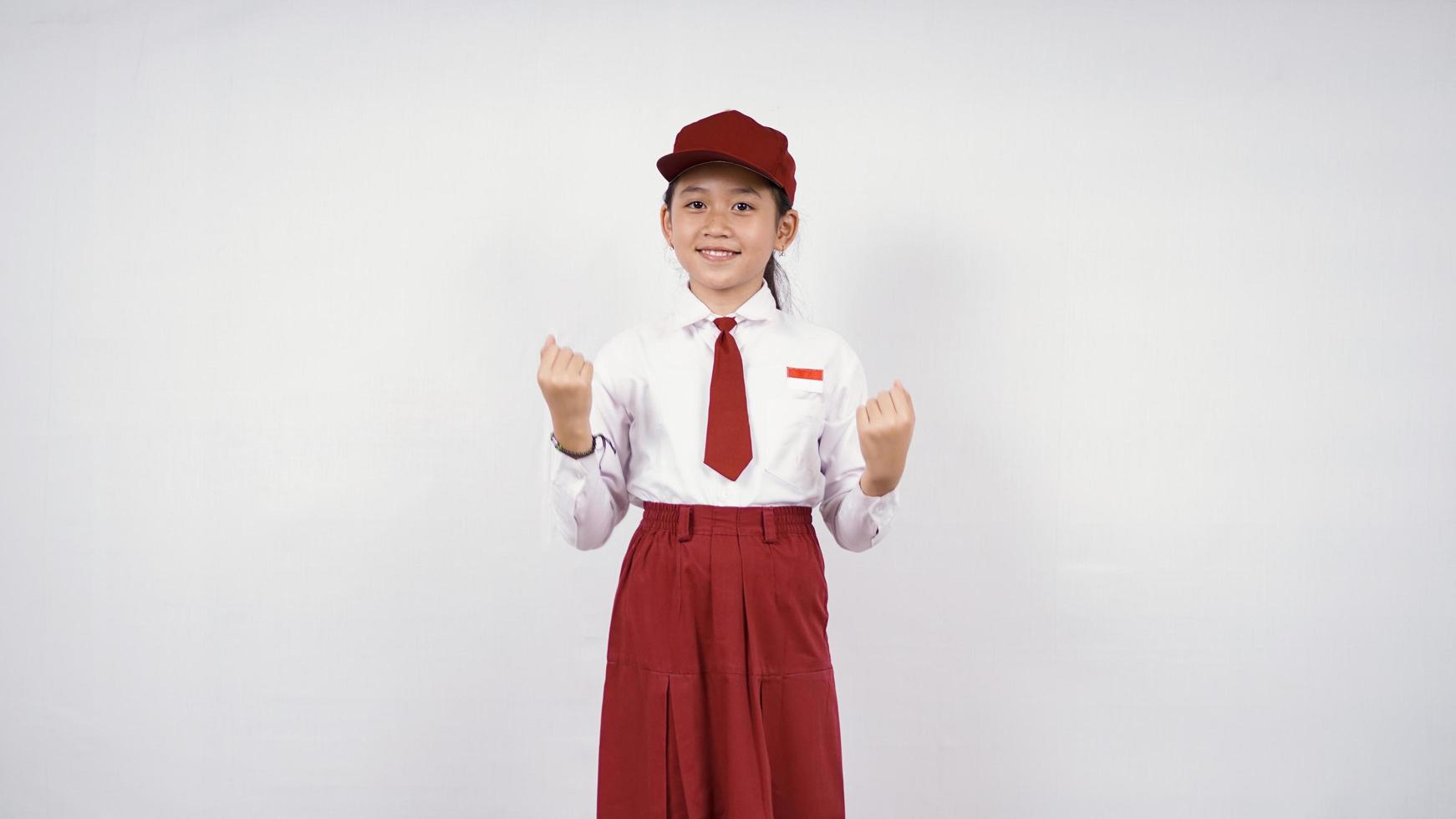 niña de la escuela primaria asiática que se siente exitosa aislada de fondo blanco foto