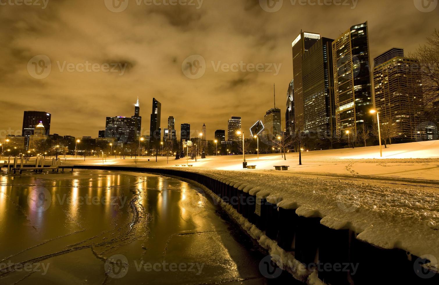 fotografía nocturna de la ciudad del centro de chicago foto