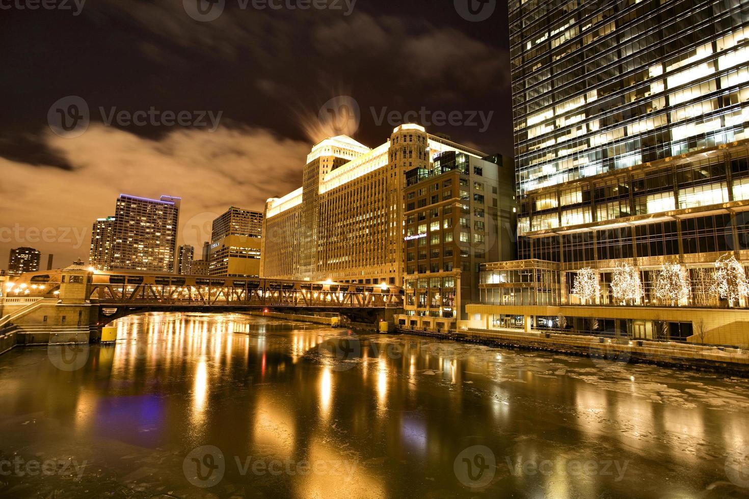 fotografía nocturna de la ciudad del centro de chicago foto