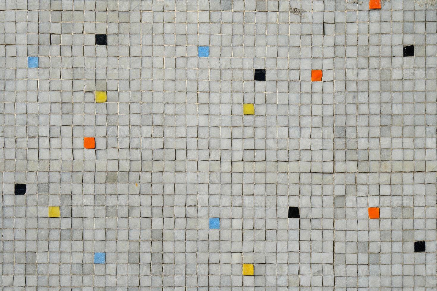 pared de mosaico de azulejos grises con fondo de patrón de color aleatorio foto