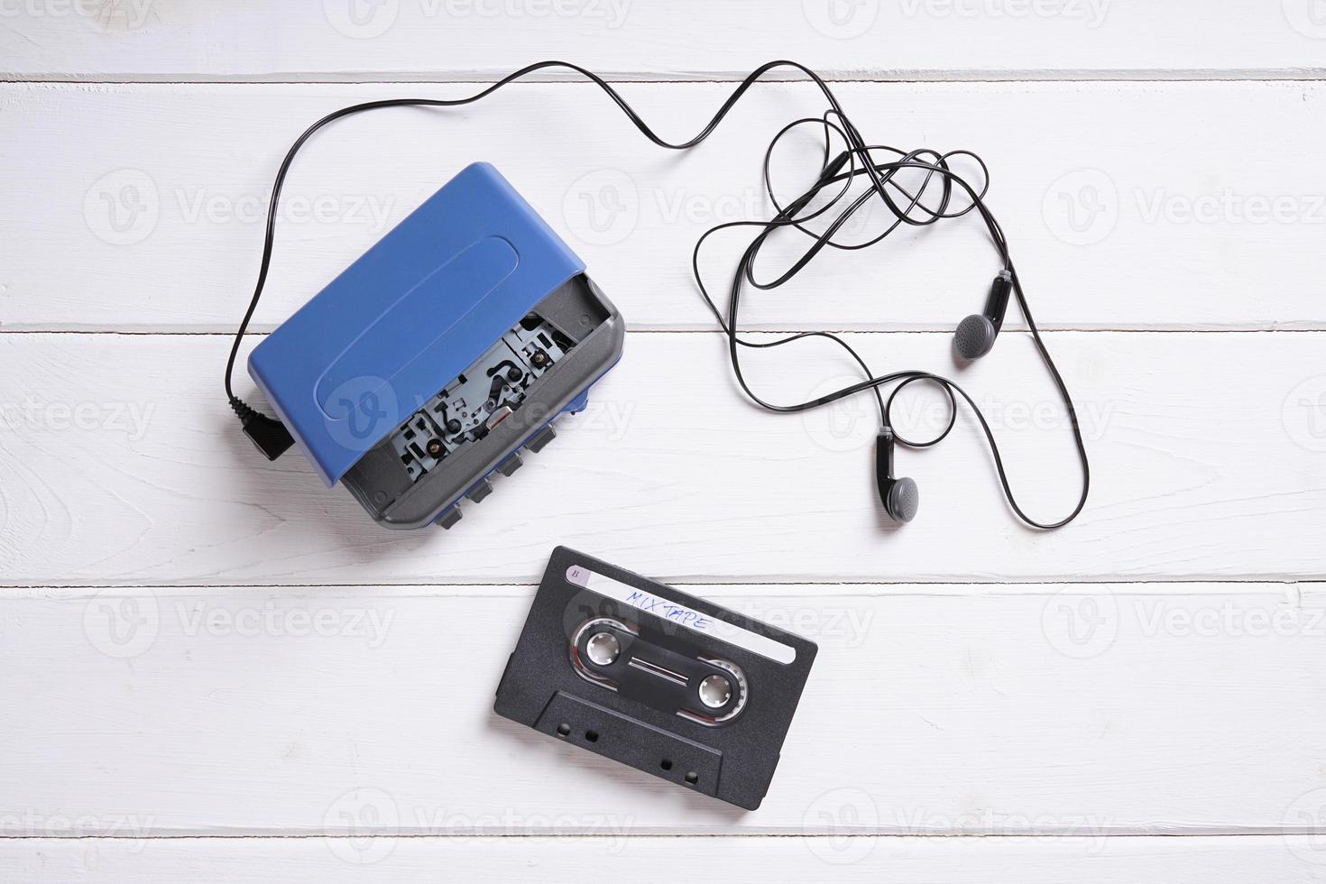 walkman con auriculares y mixtape foto