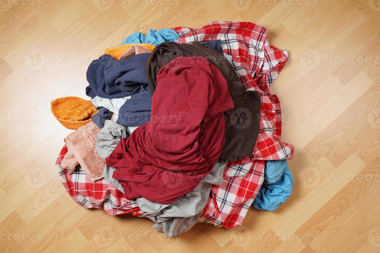 pila de ropa sucia en el piso foto