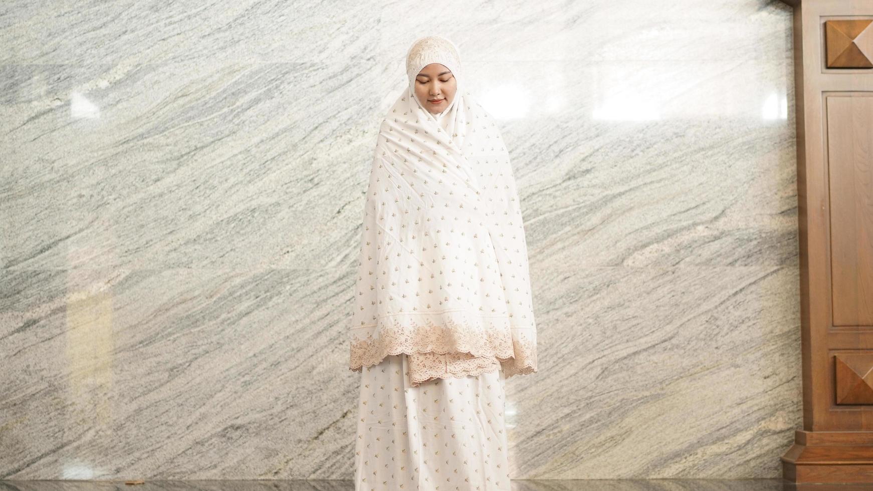 mujeres musulmanas asiáticas rezando en la mezquita foto