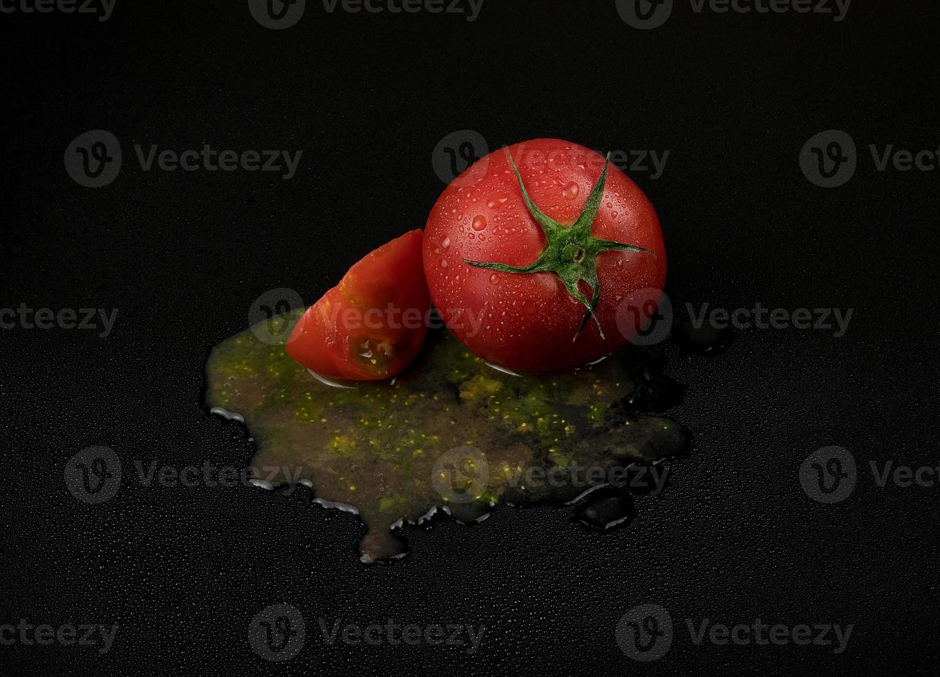 tomates en un fondo negro foto