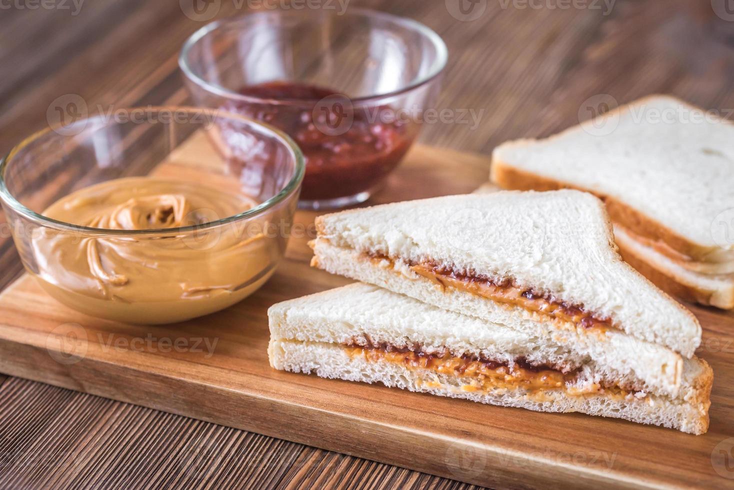 un sándwich de mantequilla de maní y mermelada foto